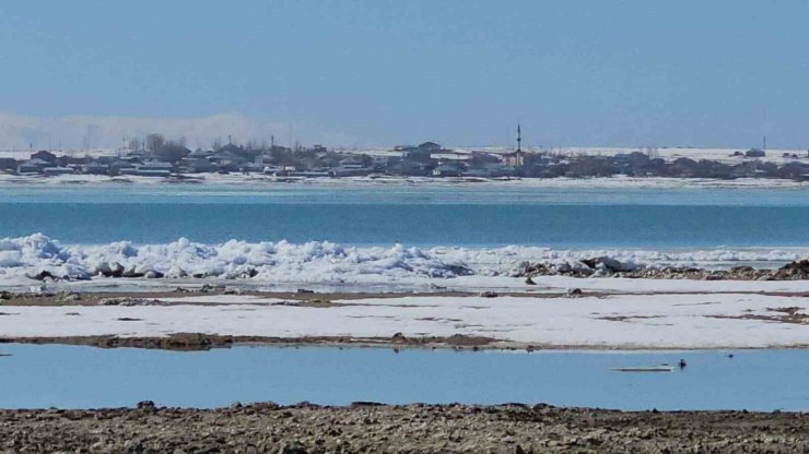 Arin Gölü’nde buz dalgaları: Sahilde metrelerce buz yığını oluştu