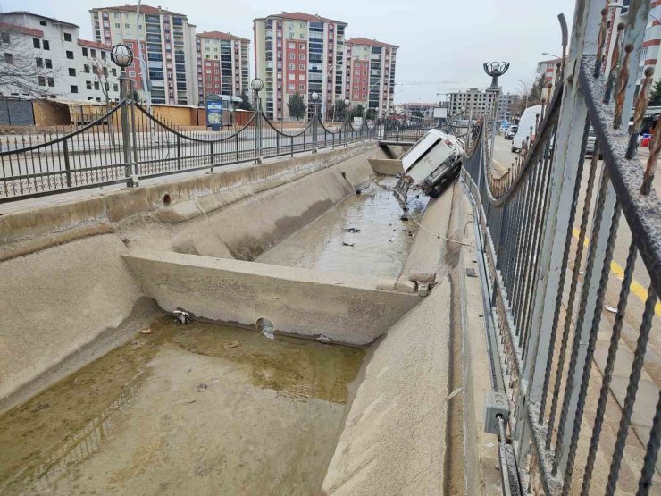 Malatya’da kontrolden çıkan pikap kanala uçtu