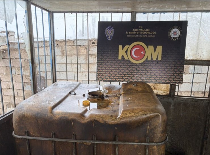 Ağrı’da 5 bin litre kaçak akaryakıt ve 499 sikke ele geçirildi