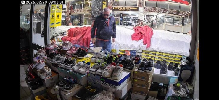 Bir mağazadan mont diğerinden ayakkabı çaldı: O anlar kamerada