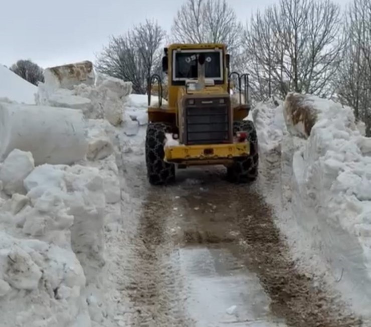 Bitlis’te ulaşım için 5 metrelik kar engelini aştılar