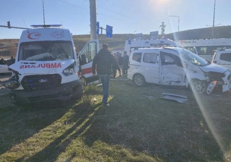 Bingöl’de ambulans ile hafif ticari araç çarpıştı: 5 yaralı