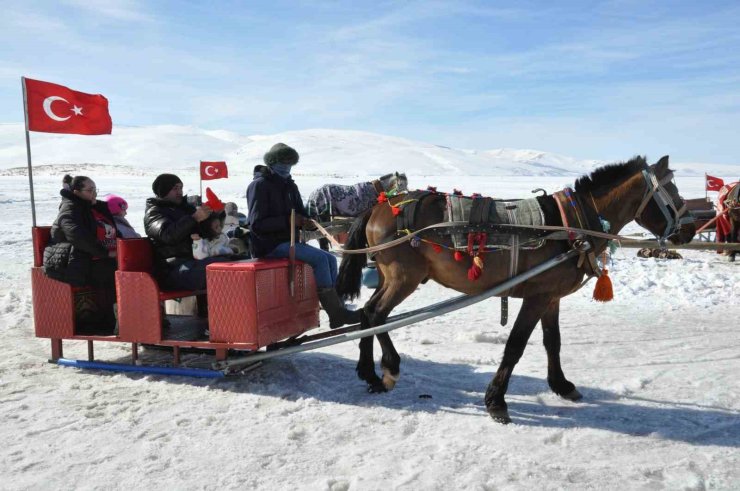 Kars Çıldır Gölü’nde dörtnala atlı kızak safarileri nefes kesiyor