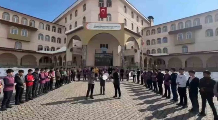 Ağrı Patnos’ta "Kâbe’de Hacılar" ilahisi okul bahçesinde hep bir ağızdan söylendi