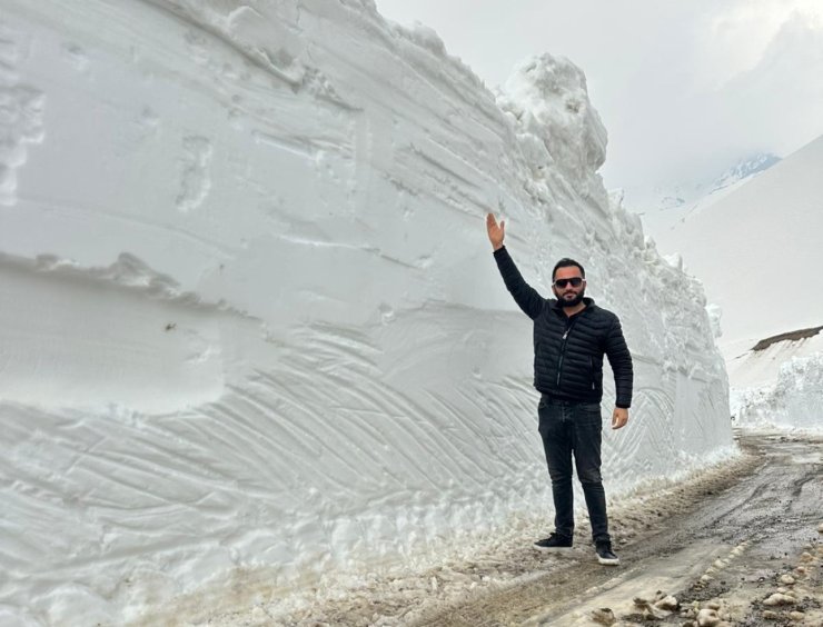 Şemdinli’de iş makinesinin boyunu bulan kar tünellerinde çalışma
