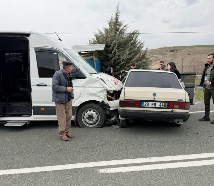 Minibüs ile Tofaş çarpıştı: 4 yaralı