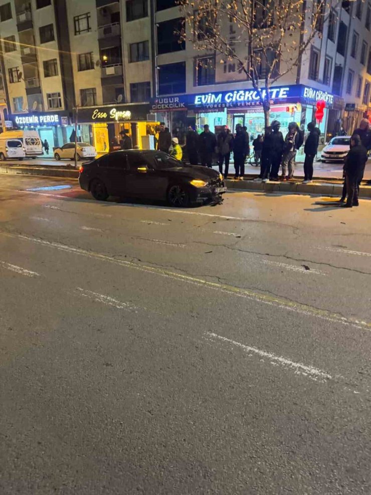 Otomobil, yayalara çarptı: 2 ağır yaralı