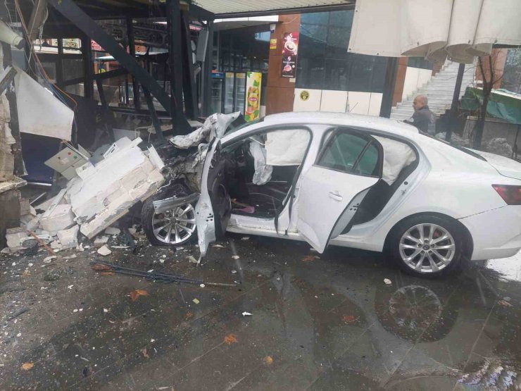 Bingöl’de otomobil iş yerine girdi: 5 yaralı