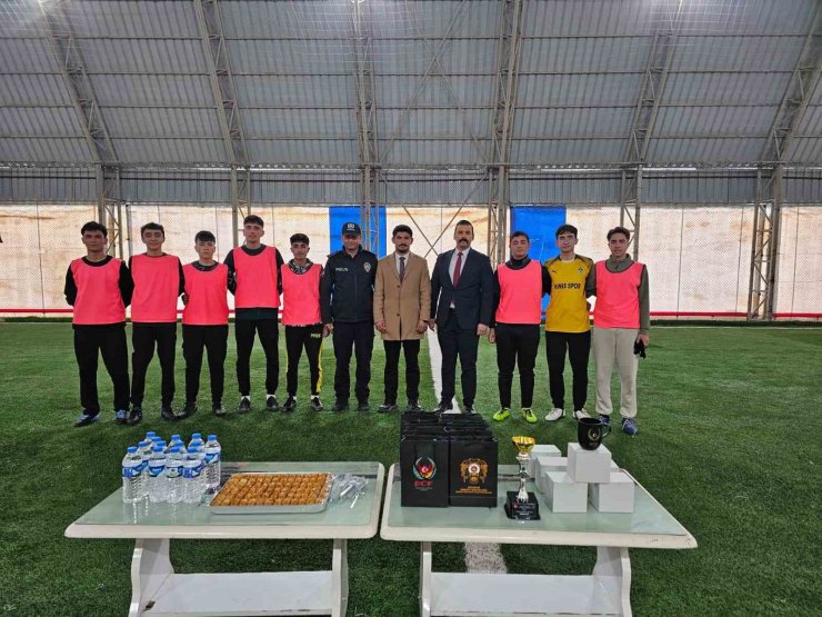 Öğrencilerle halı sahada maç yapan polis, terör örgütleri konusunda bilgilendirdi