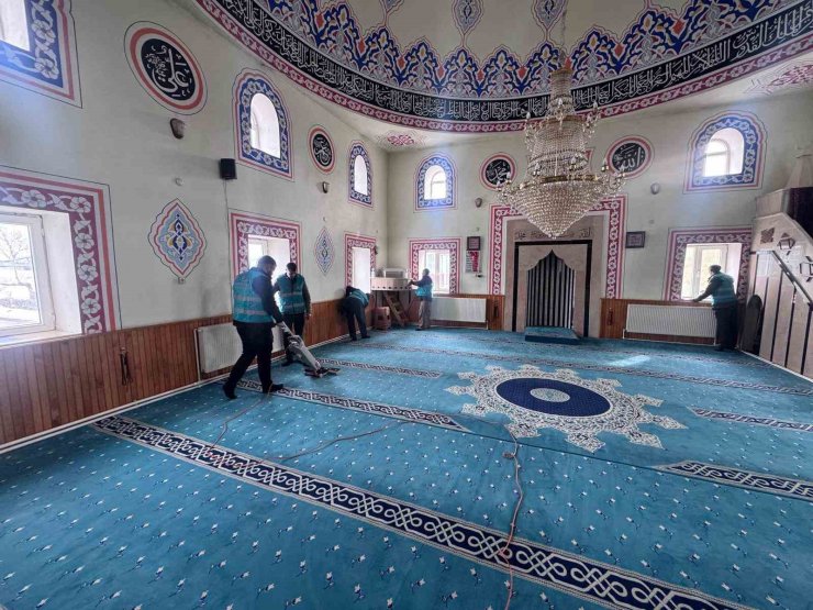 Hınıs’ta yükümlüler camilerde temizlik yaptı