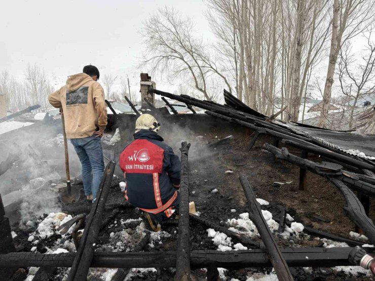Van’da çatı yangını