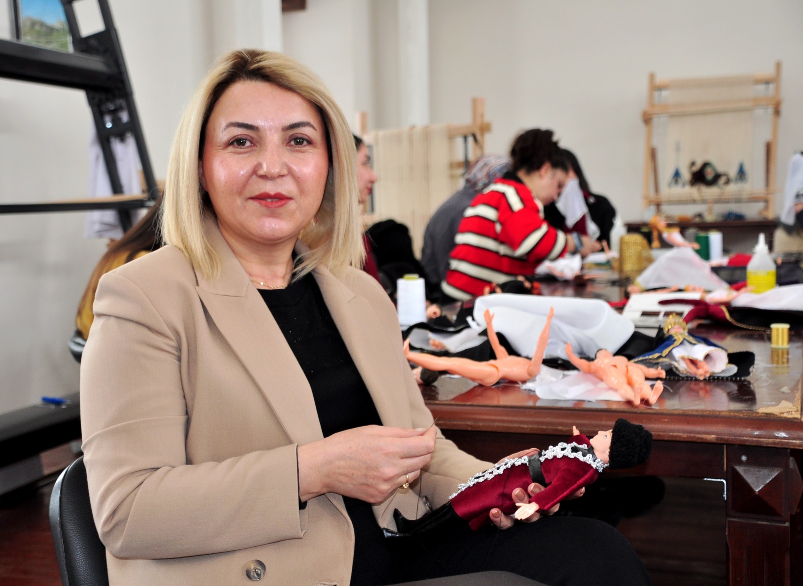 karsta-geleneksel-kafkas-kulturunu-yasatmak-ve-turizme-kazandirmak-amaciyla-baslatilan-kurslarda-kadinlar-yoresel-kiyafetli-bebekler-uretiyor-14.jpeg