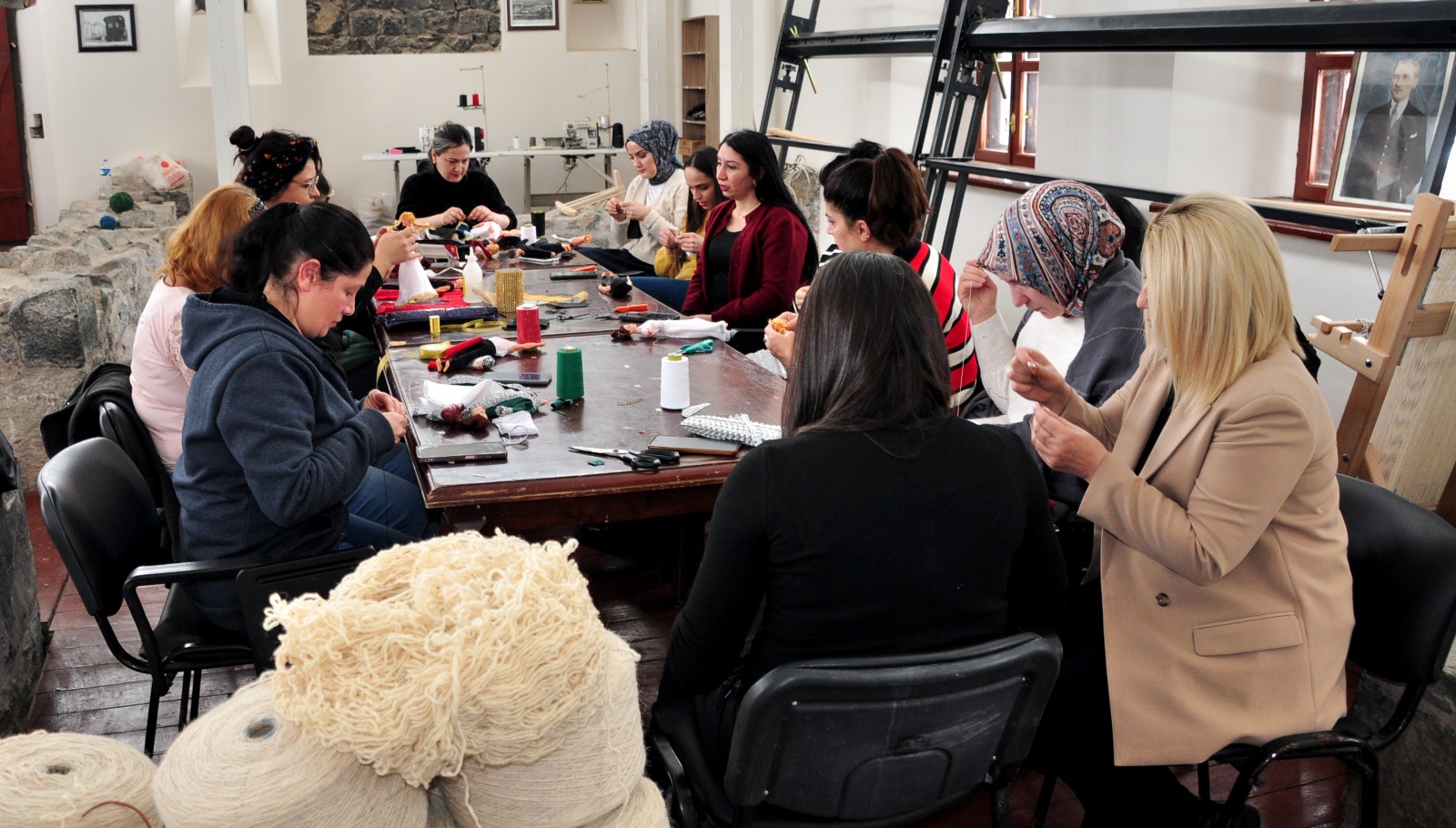 karsta-geleneksel-kafkas-kulturunu-yasatmak-ve-turizme-kazandirmak-amaciyla-baslatilan-kurslarda-kadinlar-yoresel-kiyafetli-bebekler-uretiyor-17.jpeg