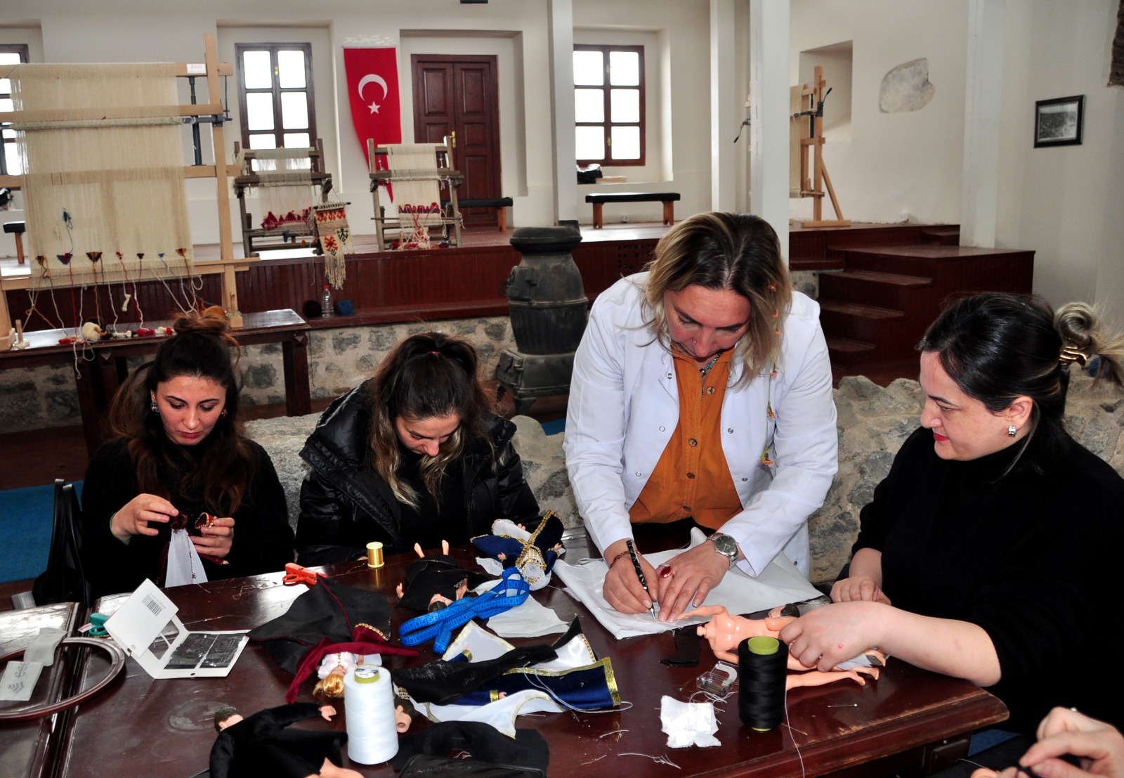 karsta-geleneksel-kafkas-kulturunu-yasatmak-ve-turizme-kazandirmak-amaciyla-baslatilan-kurslarda-kadinlar-yoresel-kiyafetli-bebekler-uretiyor-7.jpeg