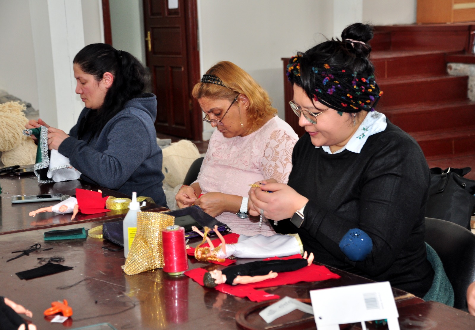 karsta-geleneksel-kafkas-kulturunu-yasatmak-ve-turizme-kazandirmak-amaciyla-baslatilan-kurslarda-kadinlar-yoresel-kiyafetli-bebekler-uretiyor-9.jpeg