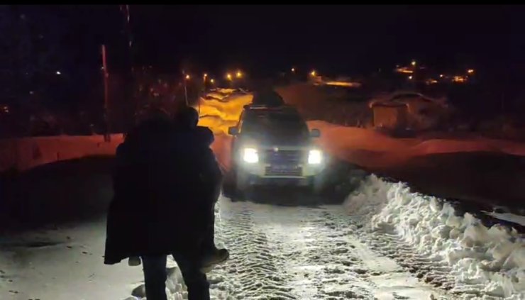 Muş’ta kapanan köy yolu şeker hastası için açıldı