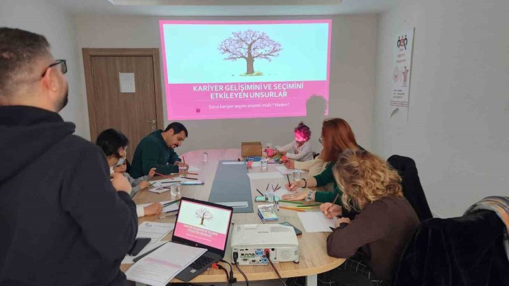 Çiftler saygılı bir evliliğe, aileler çocuklarını görmeye ve duymaya hazırlanıyor