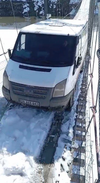 Kars’ta asma köprüde minibüs mahsur kaldı