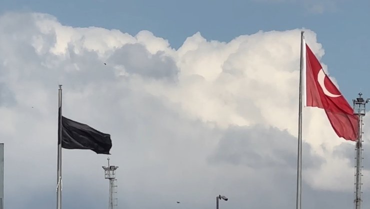 Esendere Sınır Kapısı’nda kısıtlama: İran tarafında dev siyah bayrak dikkat çekti