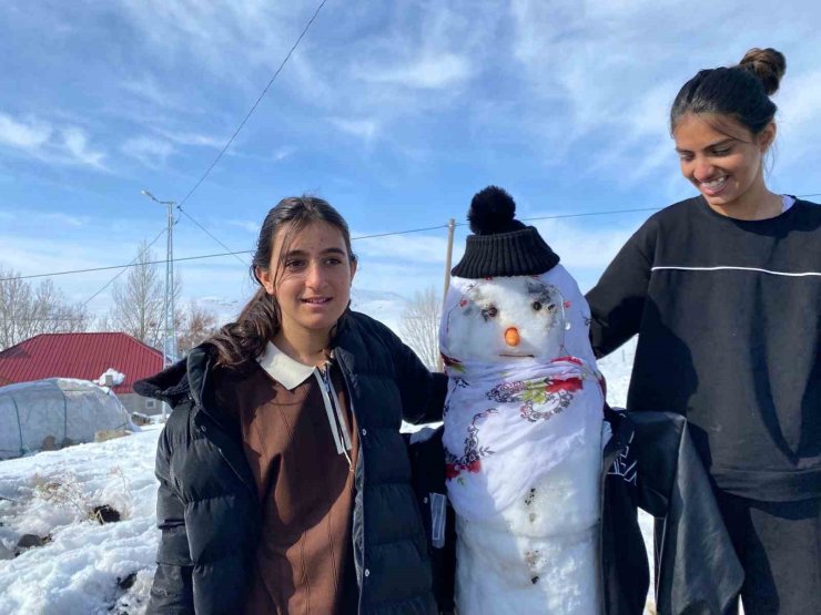 Ağrı’da kardan adamdan gelenek yaşatıldı