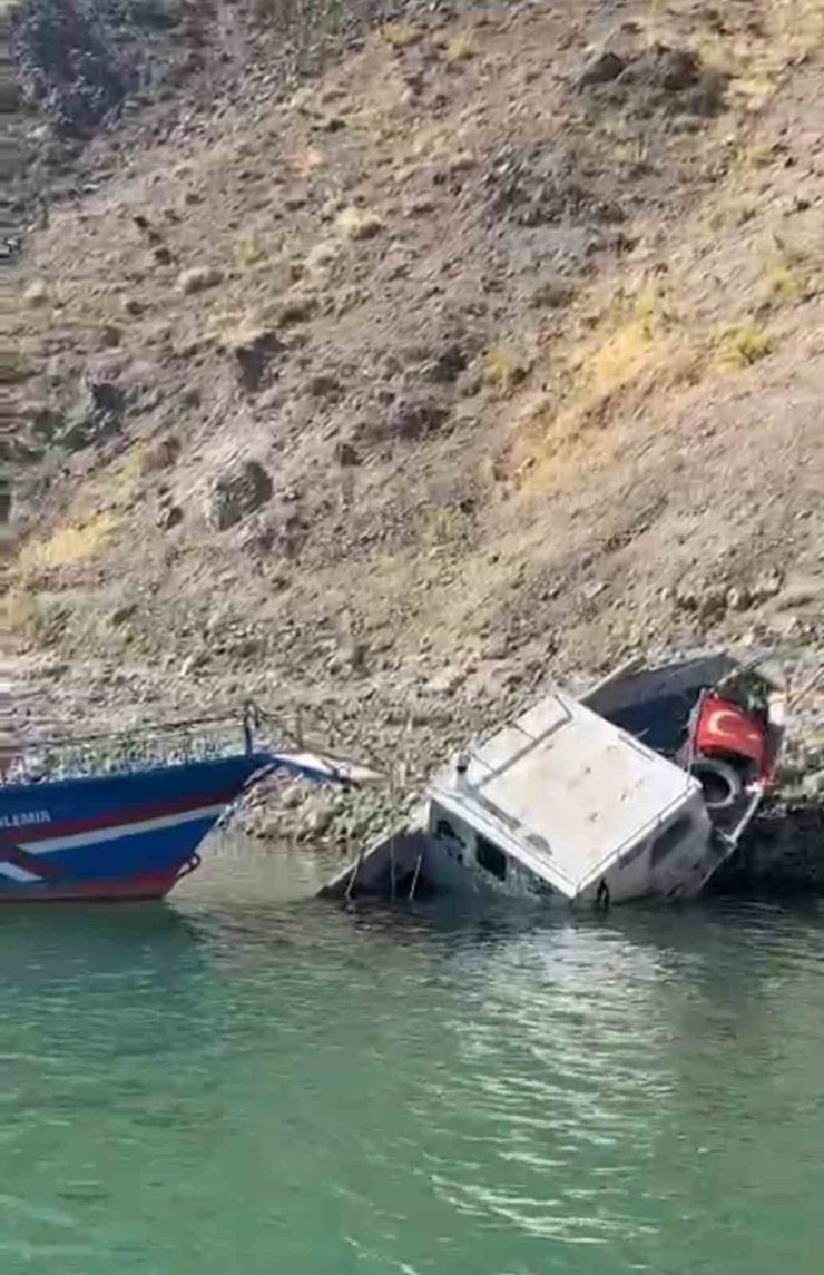 Elazığ’da fırtınaya dayanamayan tekne suya gömüldü