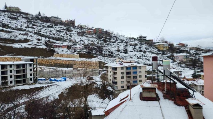 Tunceli’de mart sabahında kar sürprizi
