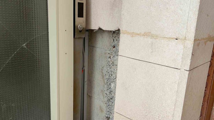 Adilcevaz’da camiye çirkin saldırı: Halılar üzerinde sigara izmaritleri söndürüldü