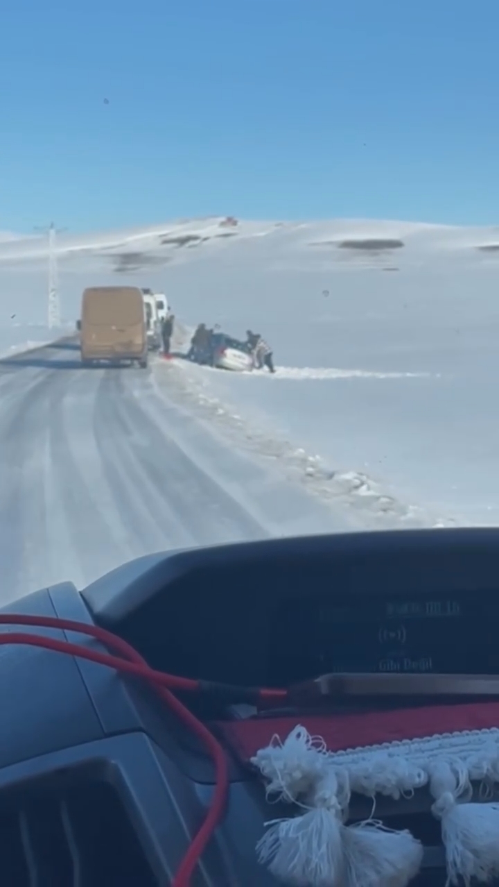 karsta-kara-saplanan-araci-koyluler-el-birligiyle-kurtardi-1.jpg