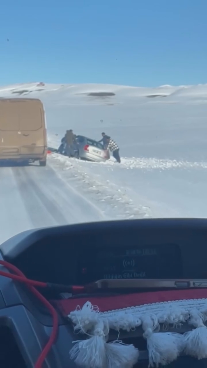 karsta-kara-saplanan-araci-koyluler-el-birligiyle-kurtardi-2.jpg