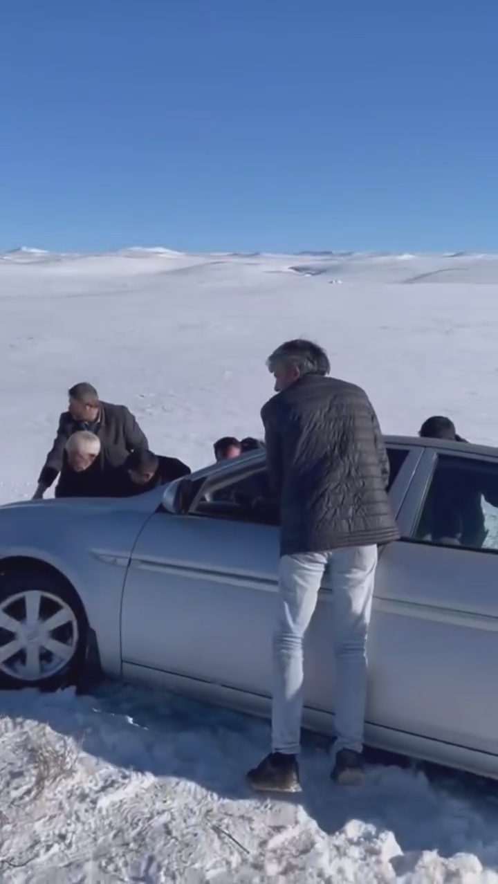 karsta-kara-saplanan-araci-koyluler-el-birligiyle-kurtardi-3.jpg