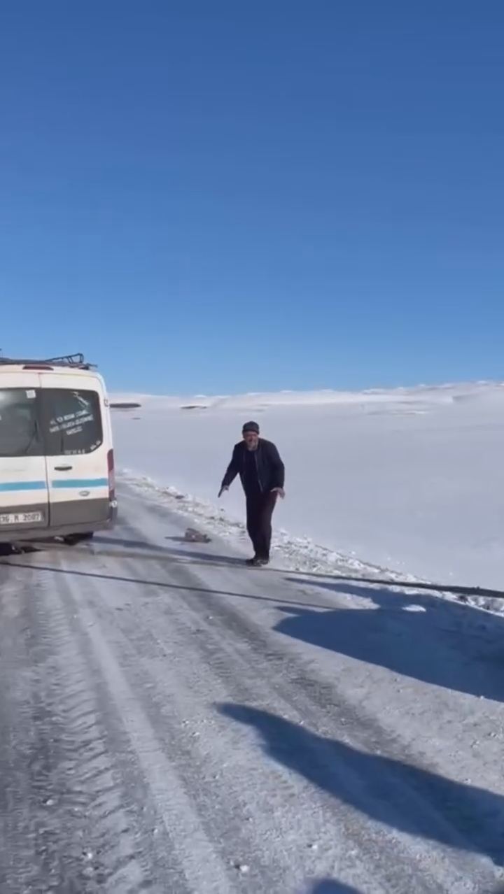 karsta-kara-saplanan-araci-koyluler-el-birligiyle-kurtardi-5.jpg