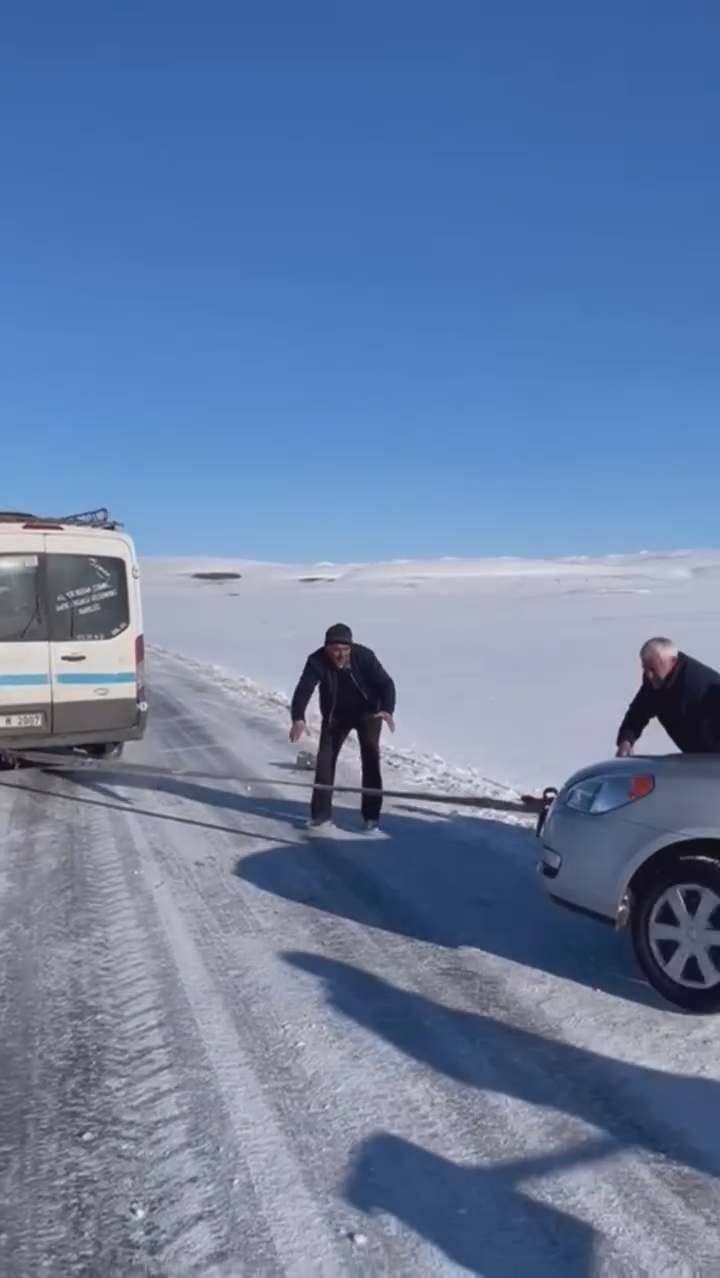 karsta-kara-saplanan-araci-koyluler-el-birligiyle-kurtardi-6.jpg