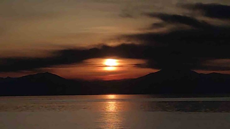 Van’da gökyüzü nöbet değişimi: Güneş çekildi, ay sahneye çıktı