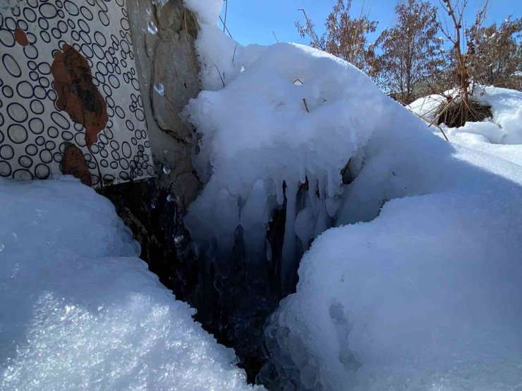 Ağrı’da dondurucu soğuklar etkisini sürdürüyor