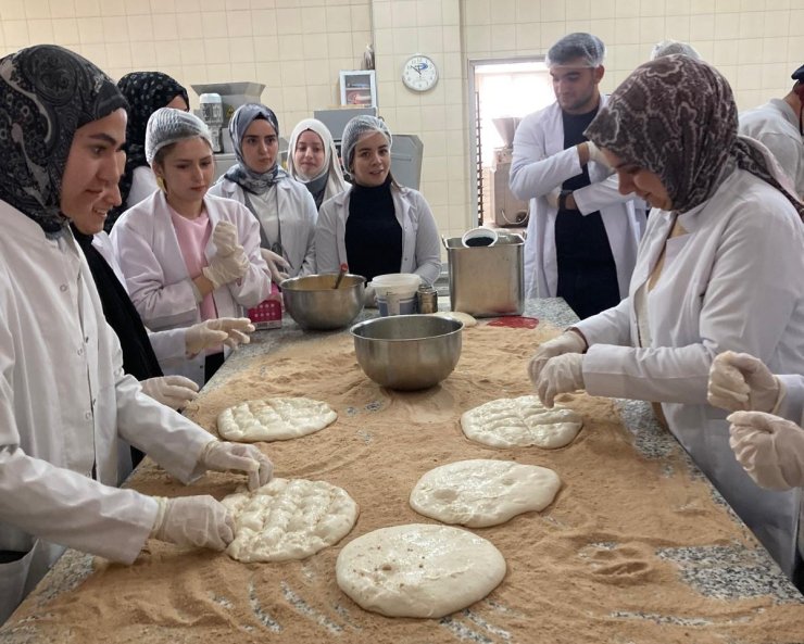 Ramazan pidesinin üretimini yerinde gördüler