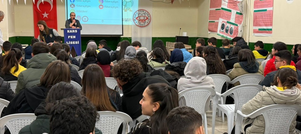 kars-ta-guvenli-ve-bilincli-internet-kullanimi-anlatildi.jpg