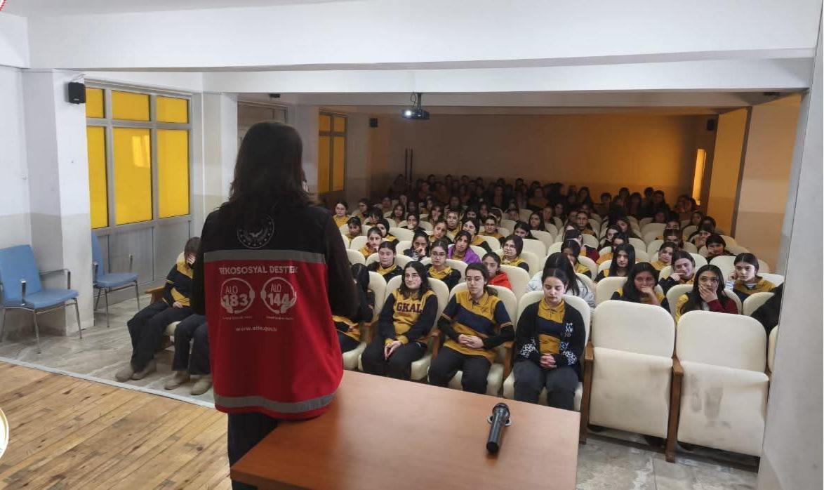 kars-ta-lise-ogrencilerine-yonelik-farkindalik-calismasi1.jpg