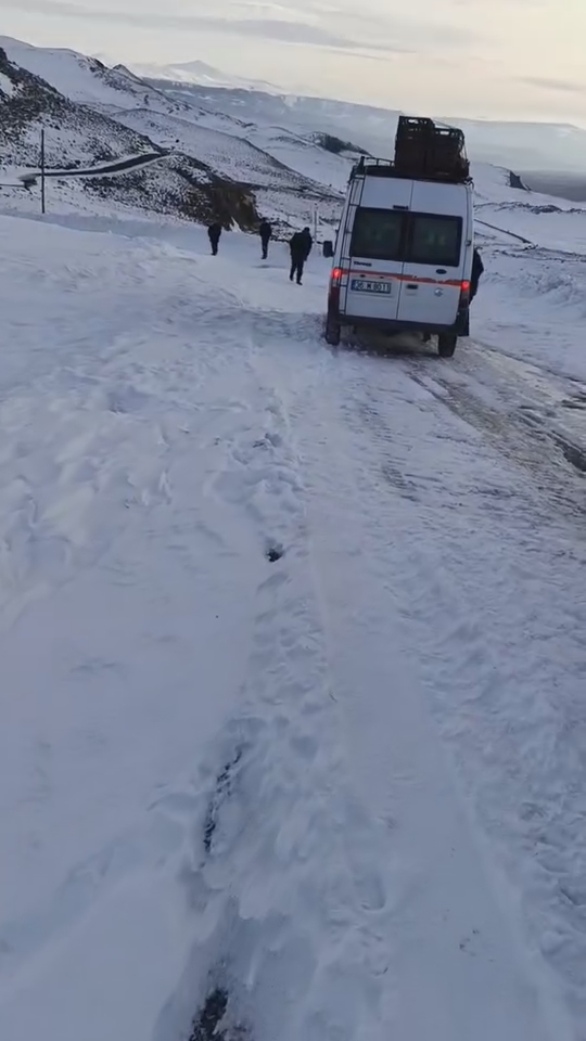 karsta-tipi-nedeniyle-10-arac-yolda-mahsur-kaldi-1.jpg