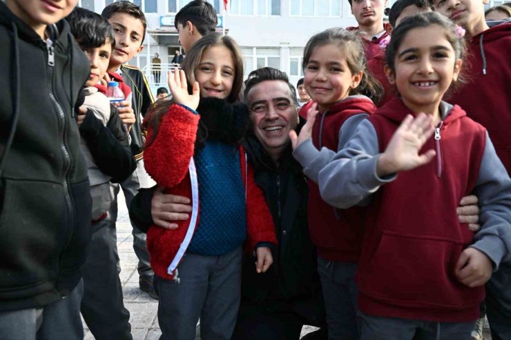 Ağrı Emniyet Müdürü Önder, öğrencilerle buluşarak polislik mesleğini tanıtıyor