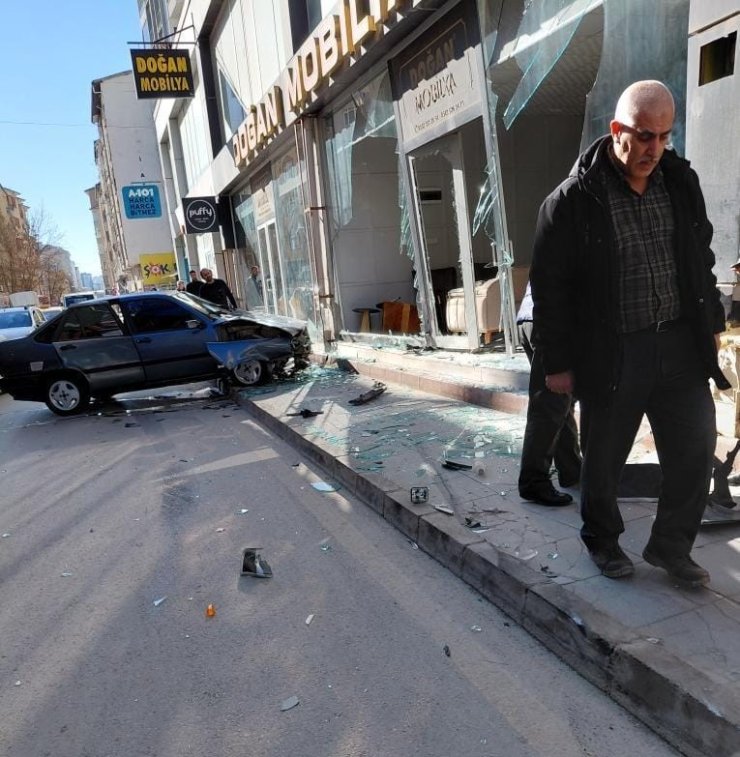 Elazığ’da otomobil, mobilya mağazasına girdi