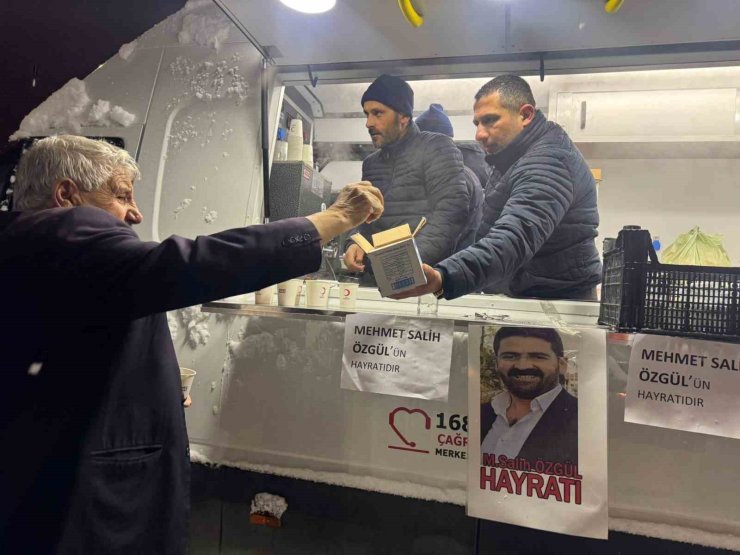 Muradiye’de teravih sonrası lokma ikramı