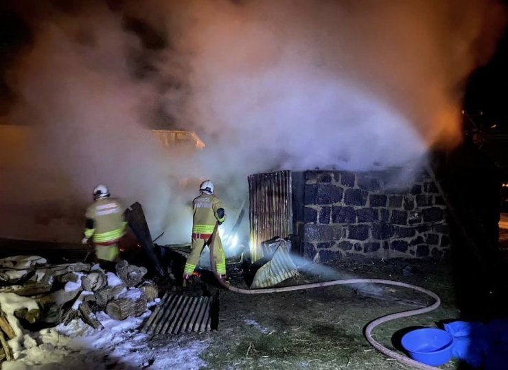 Bingöl’de odunlukta çıkan yangın paniğe neden oldu