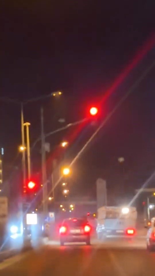 Elazığ’da kamyonetle makas atan sürücü kamerada