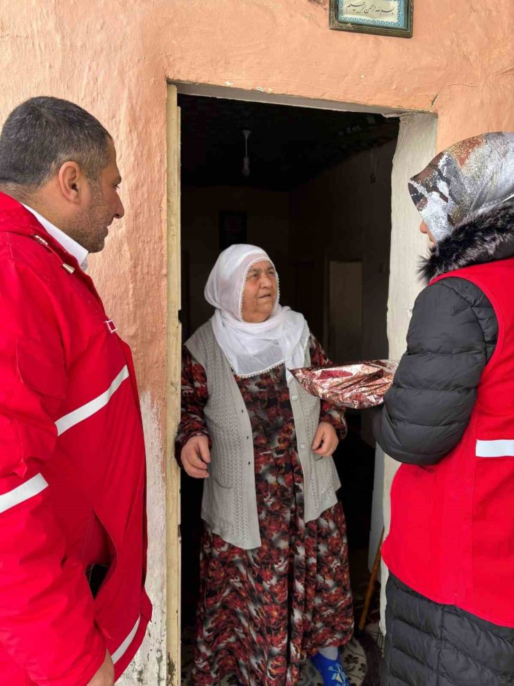 Kızılay Muradiye Şubesi’nden 8 Mart ziyareti