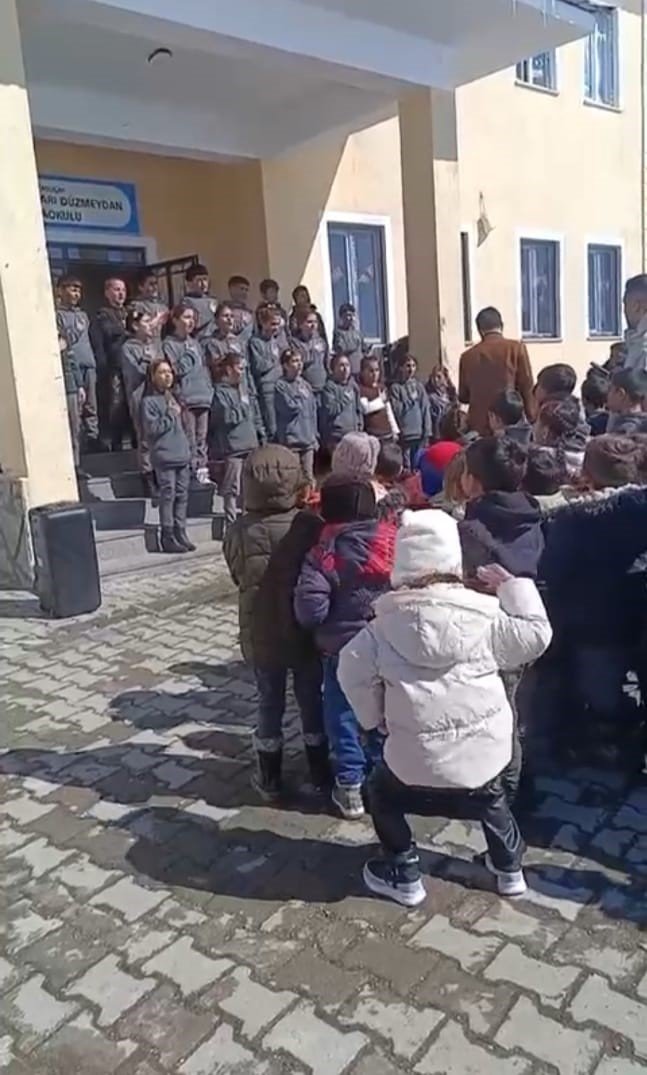 Taşlıçay’da Ramazan etkinliğinde minik kızın ilahiye eşliği tebessüm oluşturdu