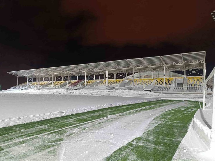 Bitlis’te karla kaplı stat temizlendi