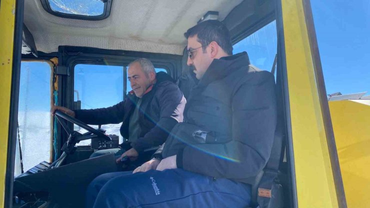Kaymakam Akköz, karla mücadele çalışmalarını yerinde inceledi
