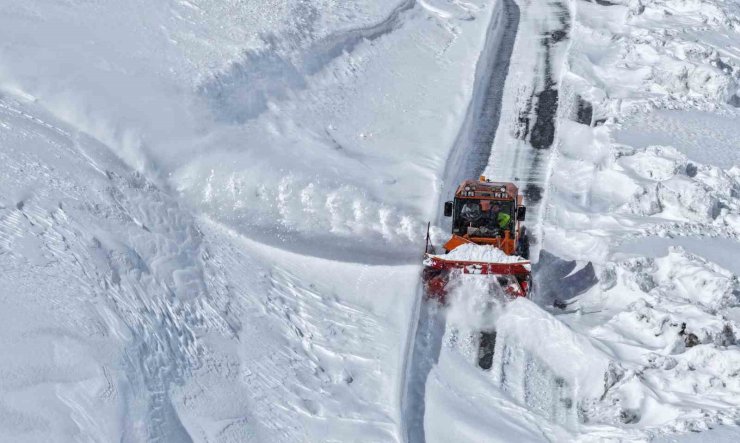 Zorlu coğrafyada yoğun mesai: Sınırdaki karakollar ve yerleşim yerleşim yerlerine ulaşım sağlanıyor