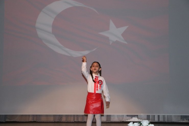 Küçük kız çocuğundan duygulandıran İstiklal Marşı performansı