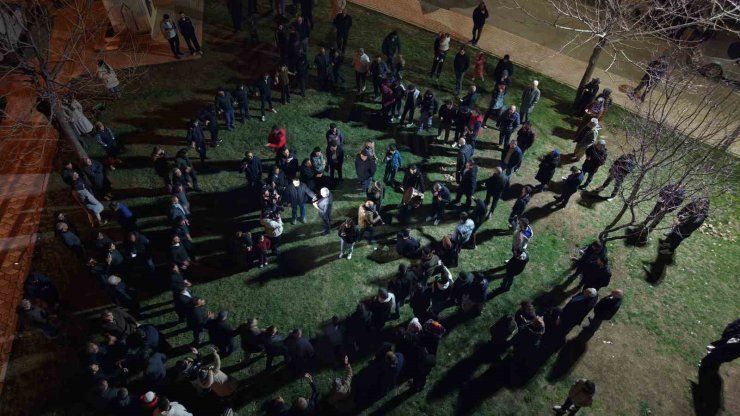 Davul ve klarnet eşliğinde geleneksel sahur halayı onlarca kişiyi buluşturdu